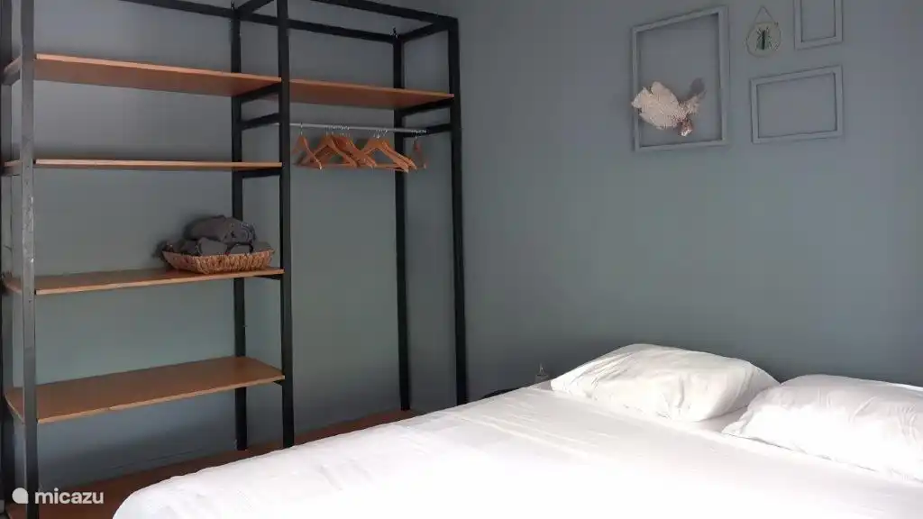 Chambre sur le côté de la maison.