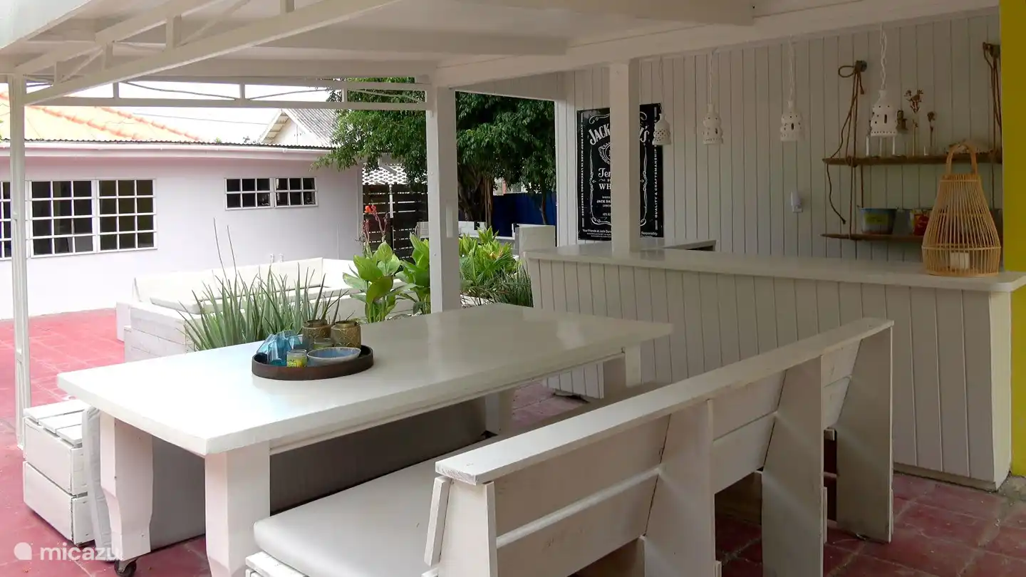 Coin salon dans le bar extérieur.