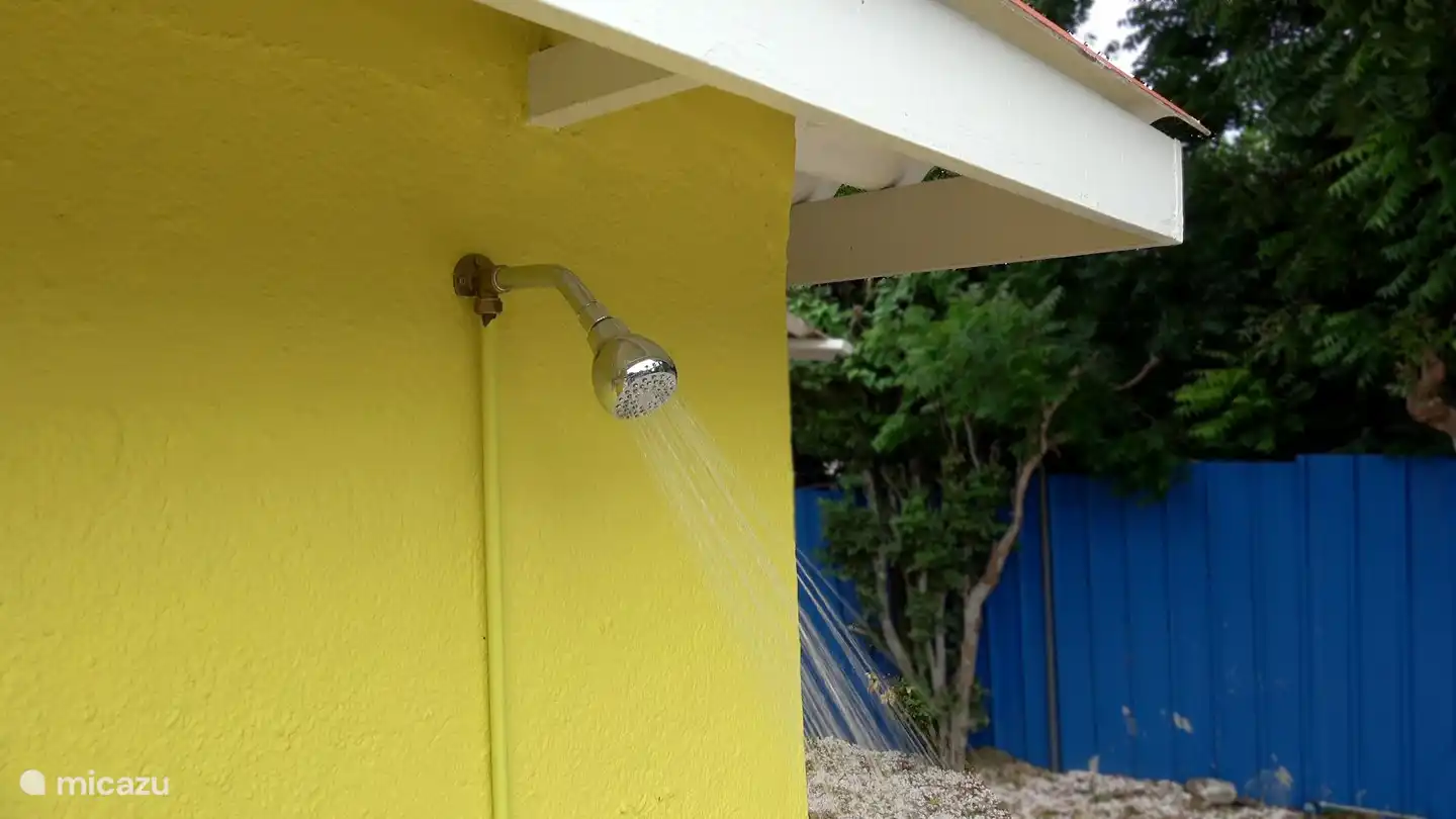 Douche extérieure au bord de la piscine.