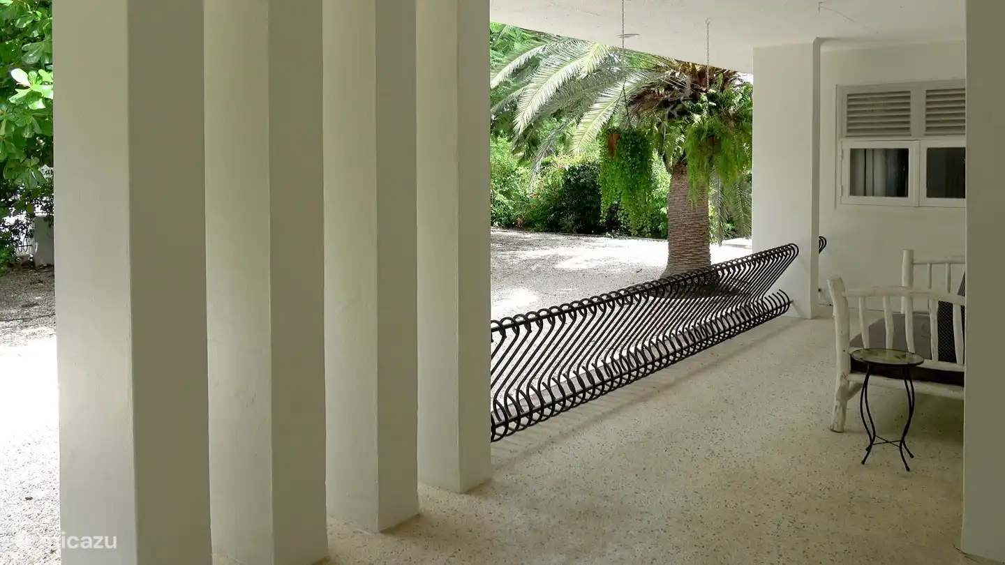 La façade de la maison dispose d'une véranda/porche spacieuse.