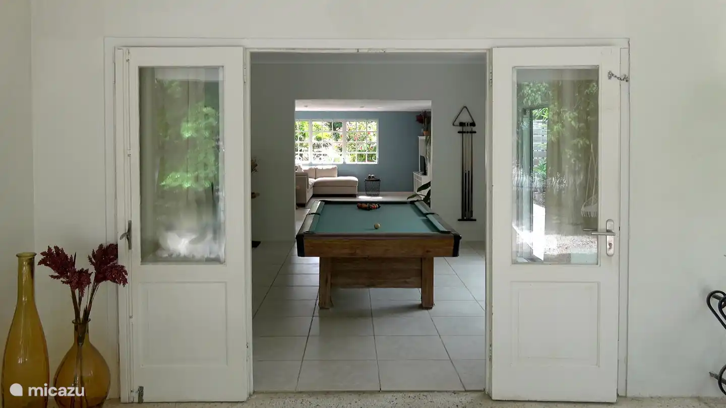 Depuis la véranda, vous entrez dans le salon où vous pourrez faire une partie de billard.