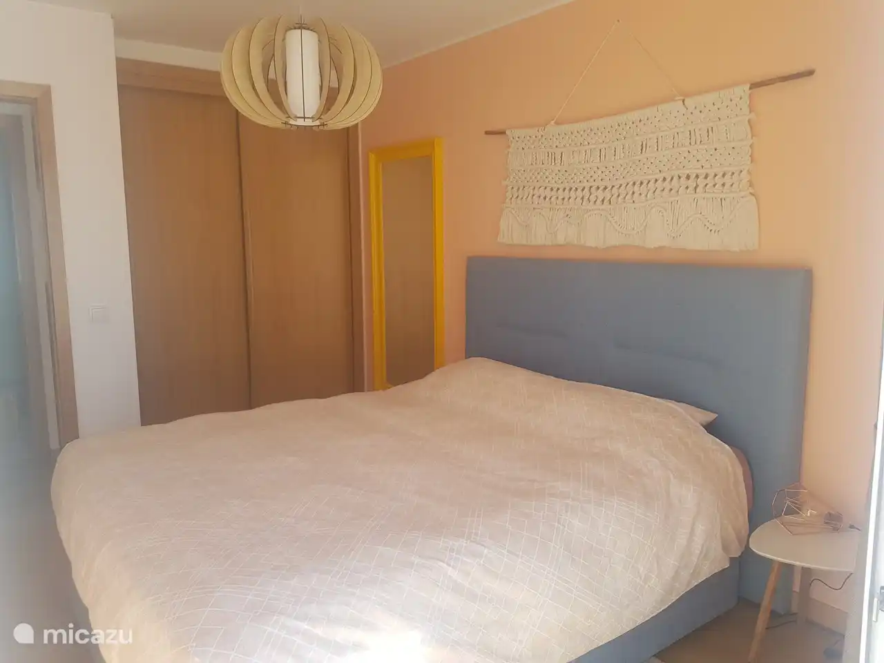 El dormitorio con macramé.