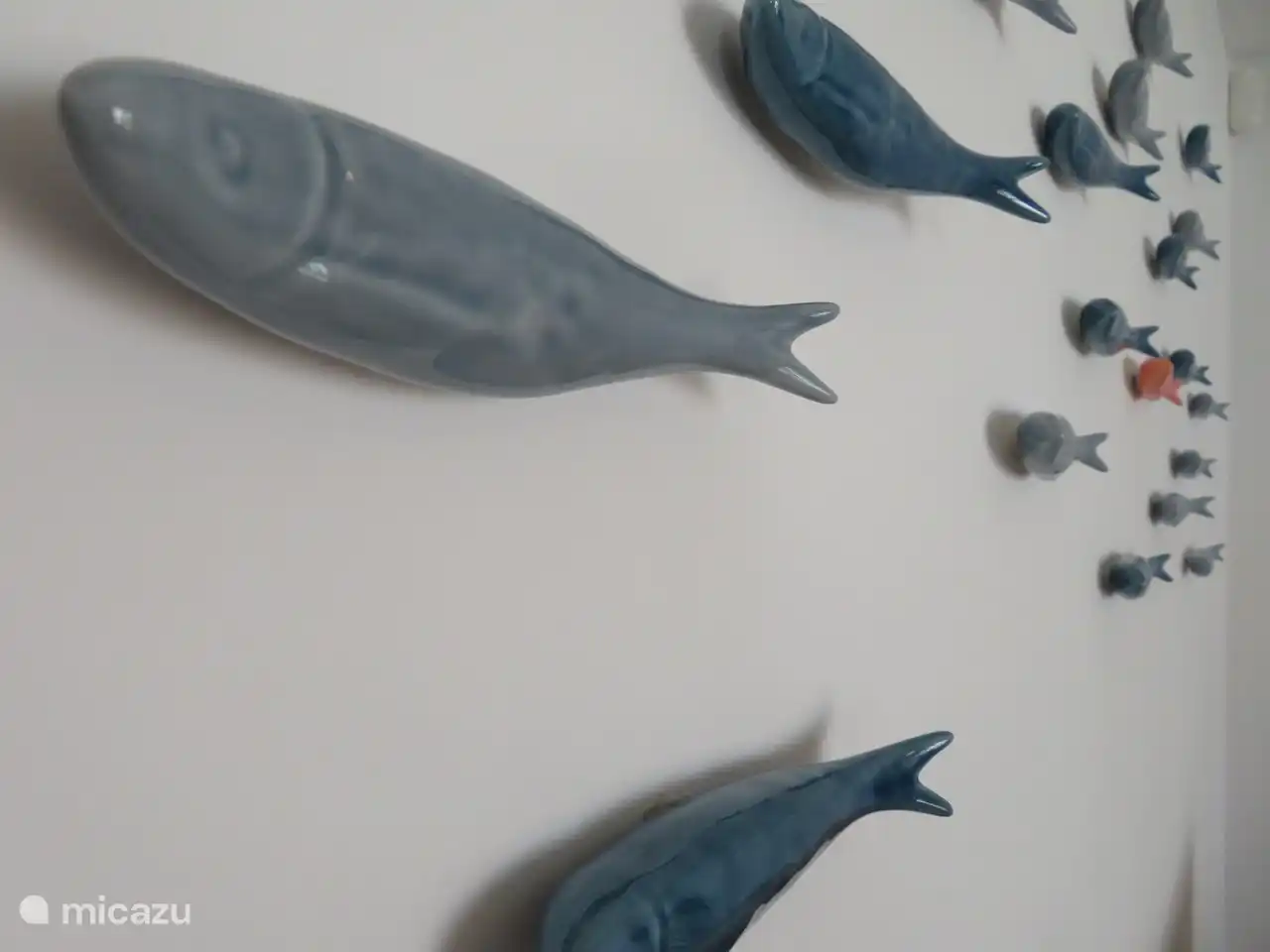 Las sardinas de cerámica en la pared.