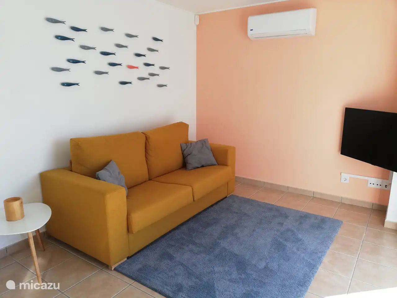 El salón con smart tv.