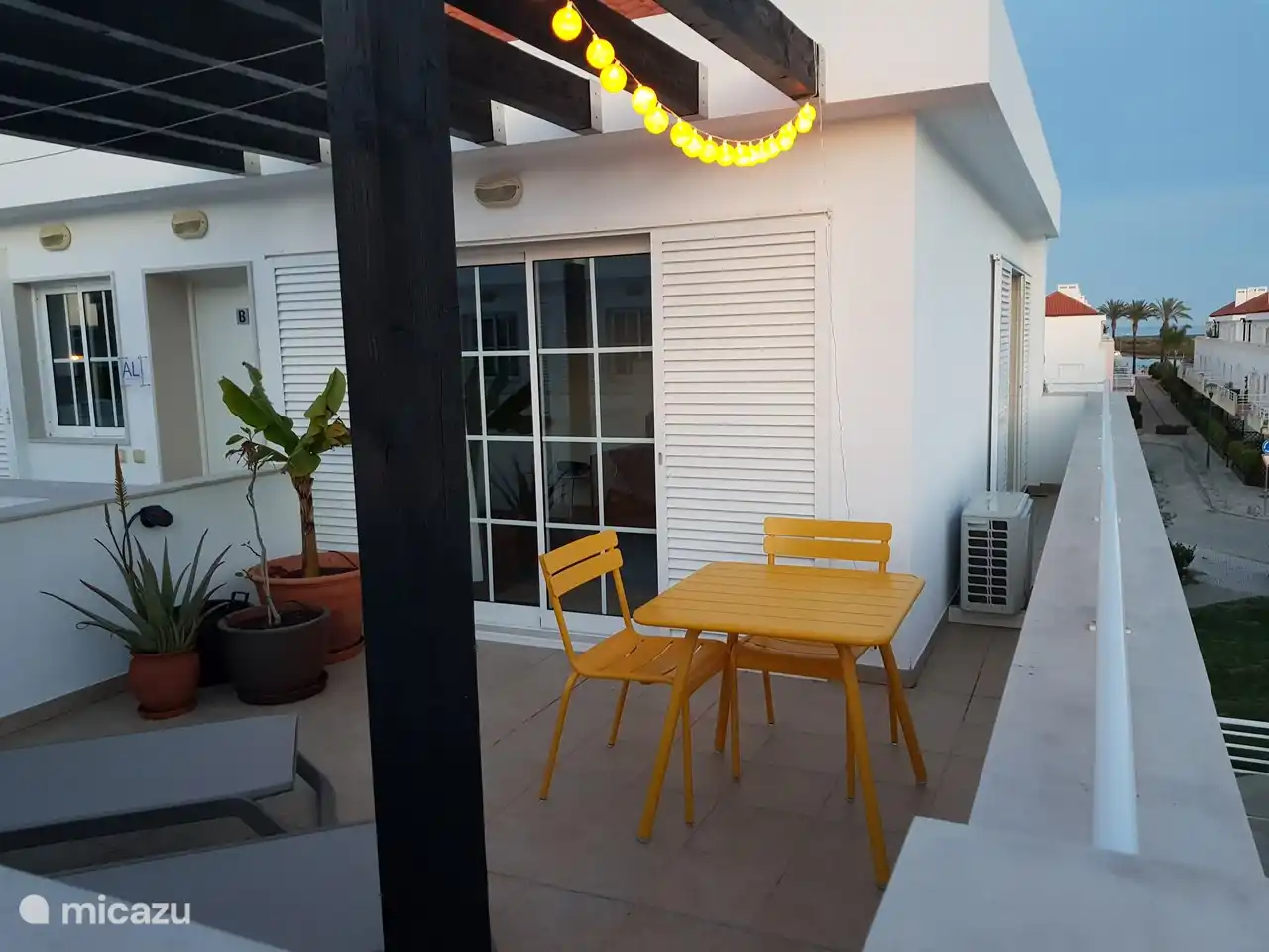 Cae la tarde en la terraza.