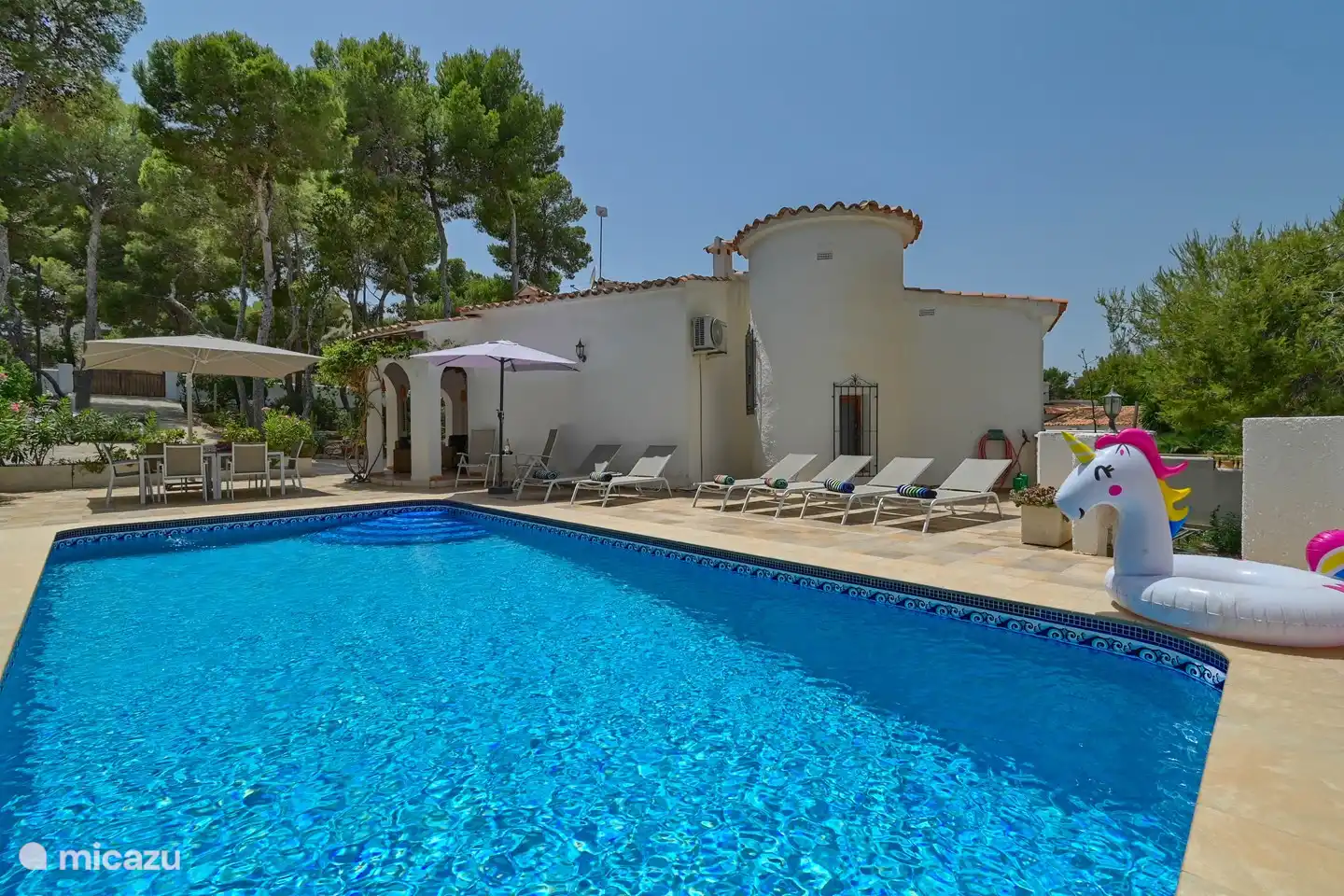 La espaciosa piscina