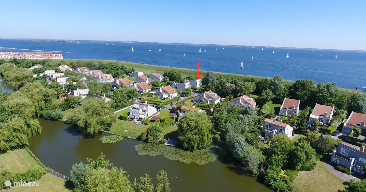 Dronefoto met op de achtergrond het Grevelingenmeer