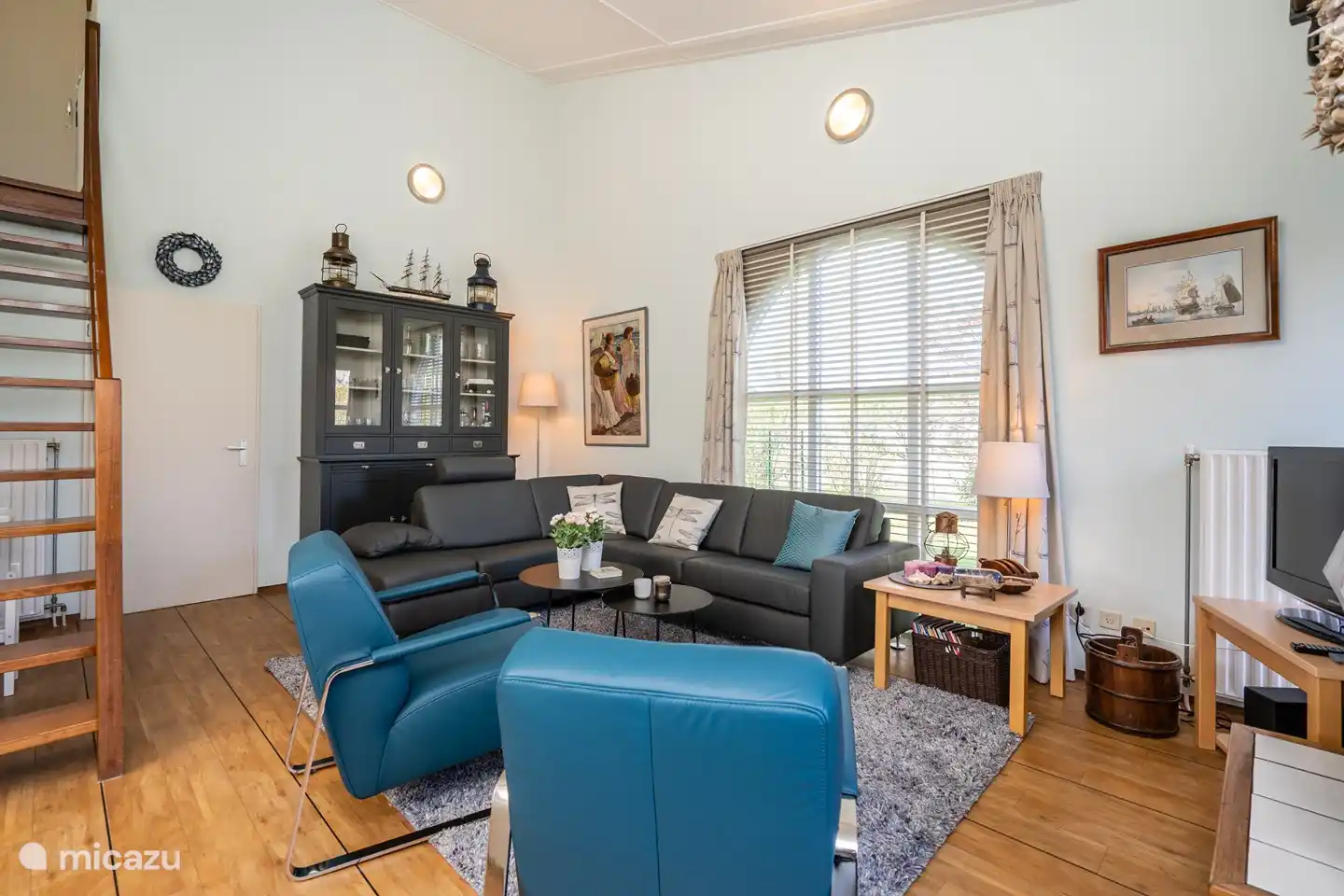 Woonkamer met Montel meubels en speelhoekje. De trap is voorzien van twee traphekjes.