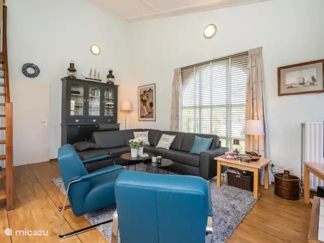 Digue | Pays-Bas, Zélande, Brouwershaven - maison de vacances Salon avec mobilier Montel et aire de jeux. L'escalier est équipé de deux portes d'escalier.