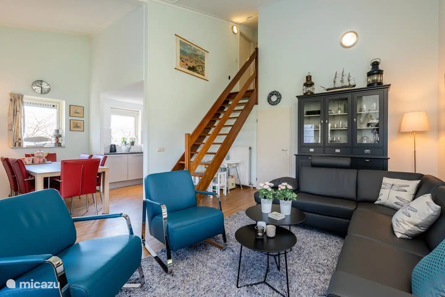 Woonkamer met zicht op de eethoek