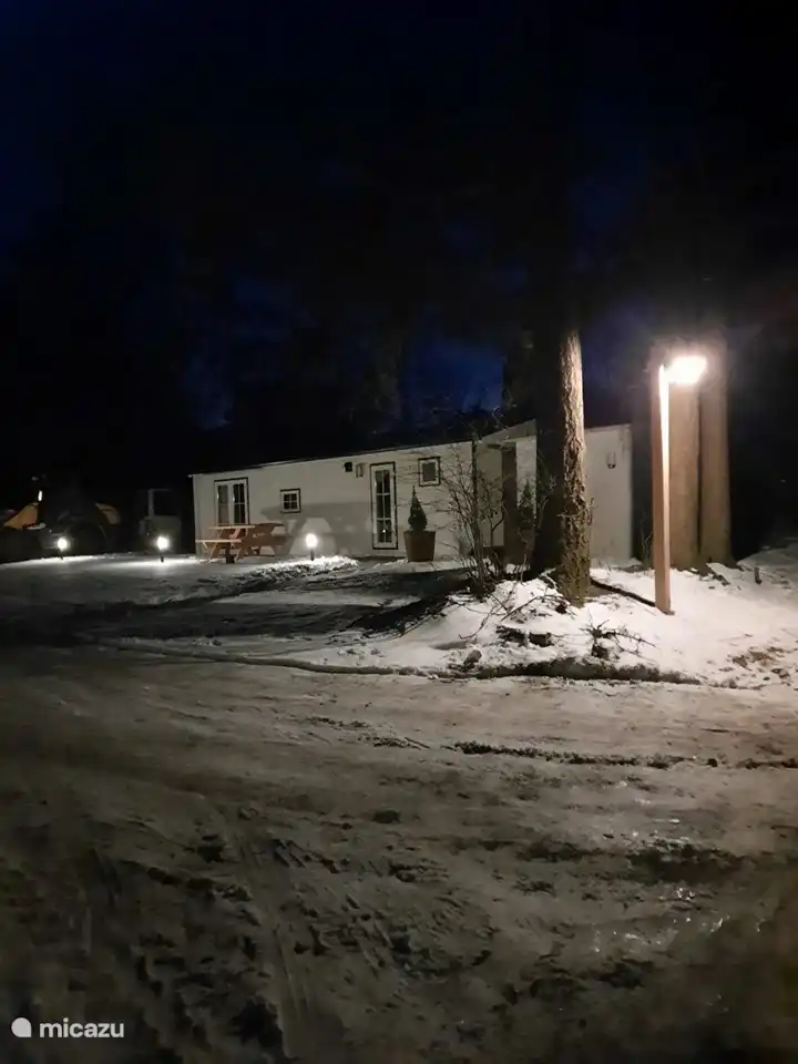 Im Winter ist der Weg am Chalet gut beleuchtet