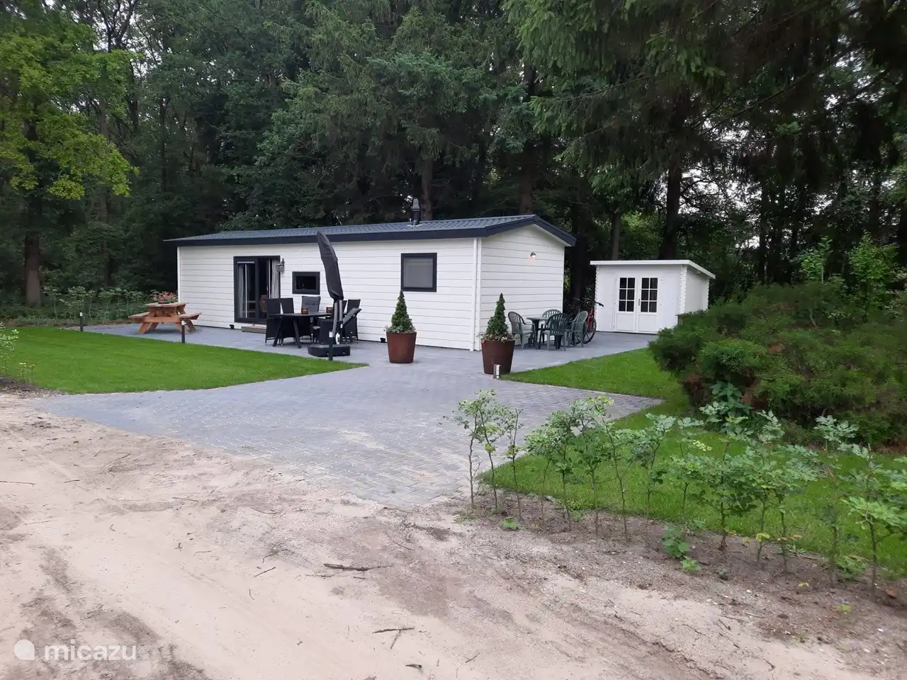 Dies ist die Vorderseite des Chalets, am Chalet gibt es eine private Einfahrt, wo zwei Autos abgestellt werden können