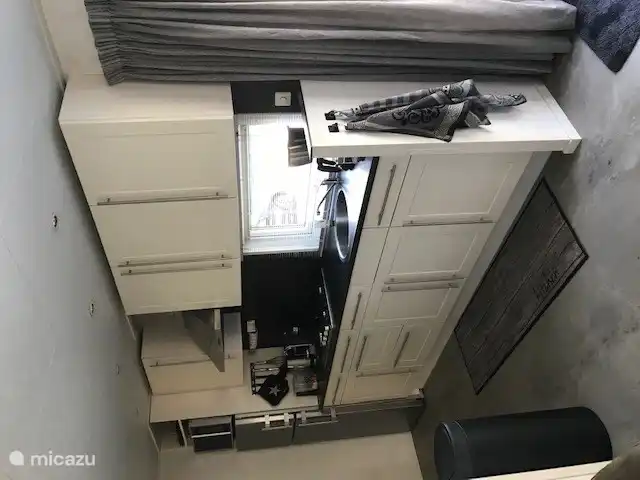 Küche mit diversen Einbaugeräten