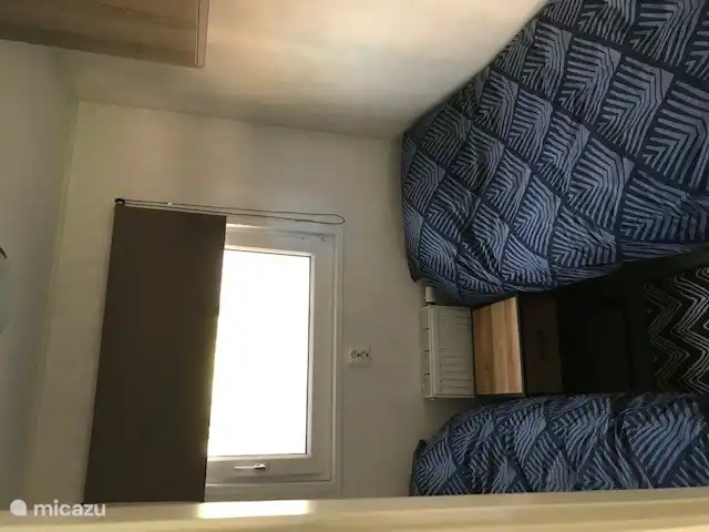 2 x 1-Personen-Bett mit Schrankraum oben