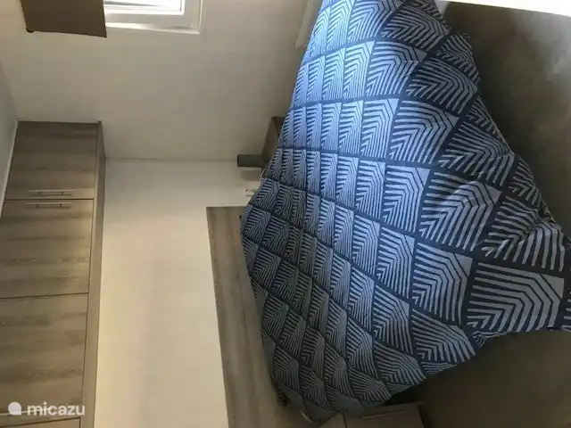 Schlafzimmer mit Doppelbett mit Schiebeschrank