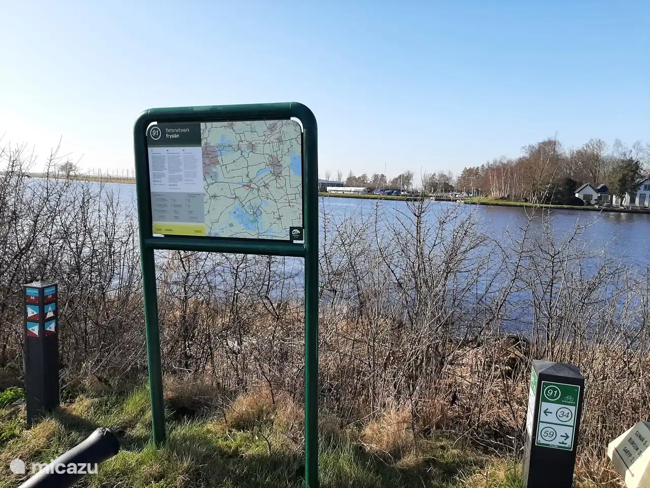 Here you can cross the road by bike with the ferry to the village of Suawoude. The ferry route is a very nice bike ride.