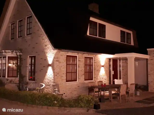 Villa Pura Vida : Profitez de la vie ! | Pays-Bas, Hollande méridionale, Oud Ade - villa la maison d'en face la nuit
