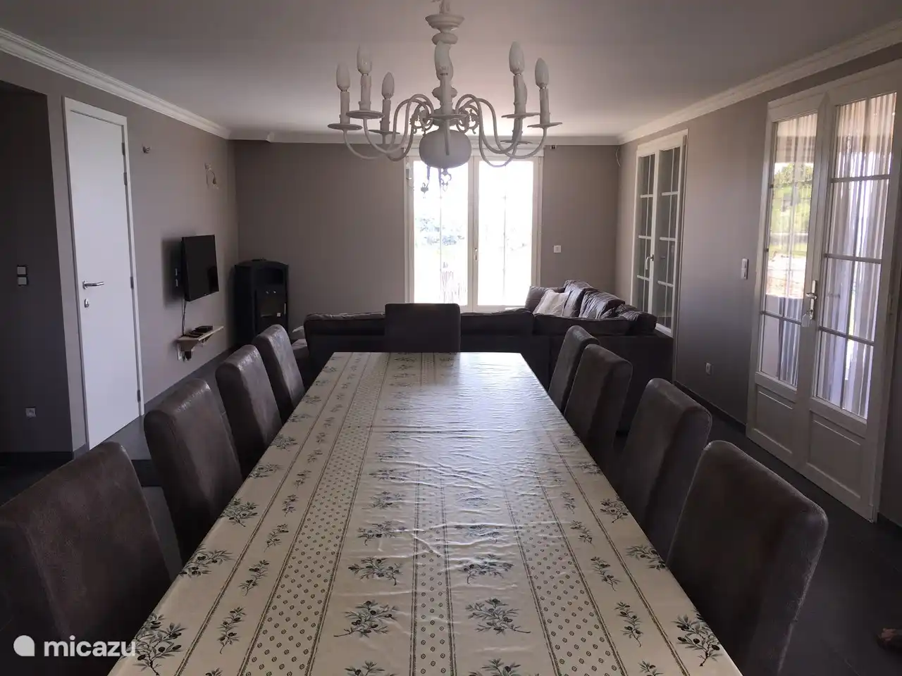 séjour avec coin repas et coin salon