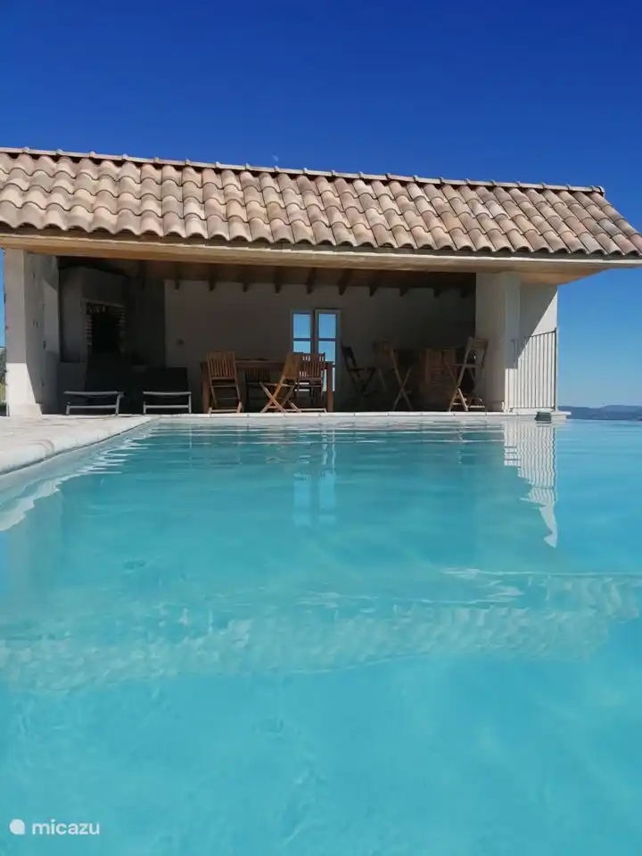 piscine à débordement avec cuisine extérieure