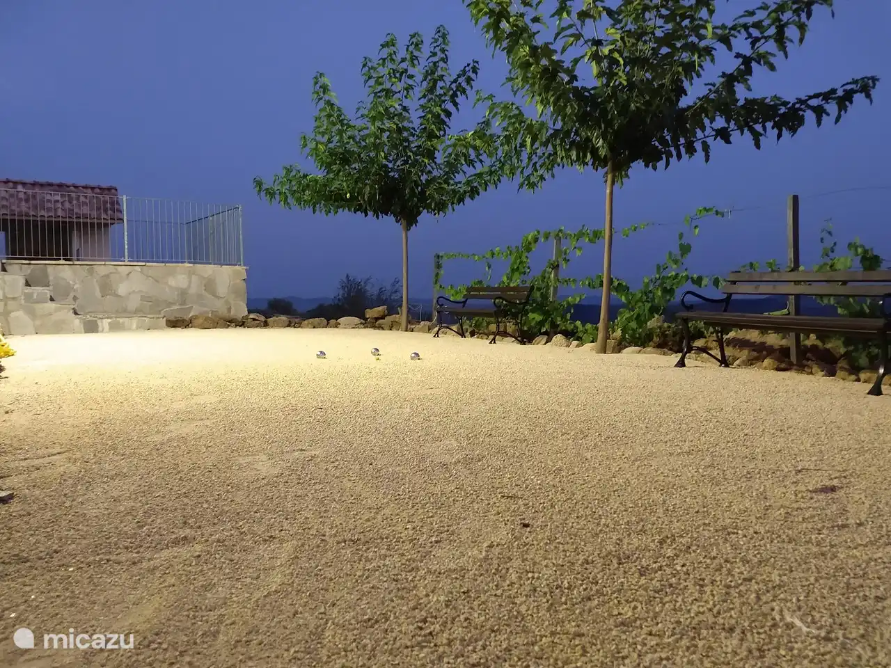 terrain de pétanque avec de belles vues