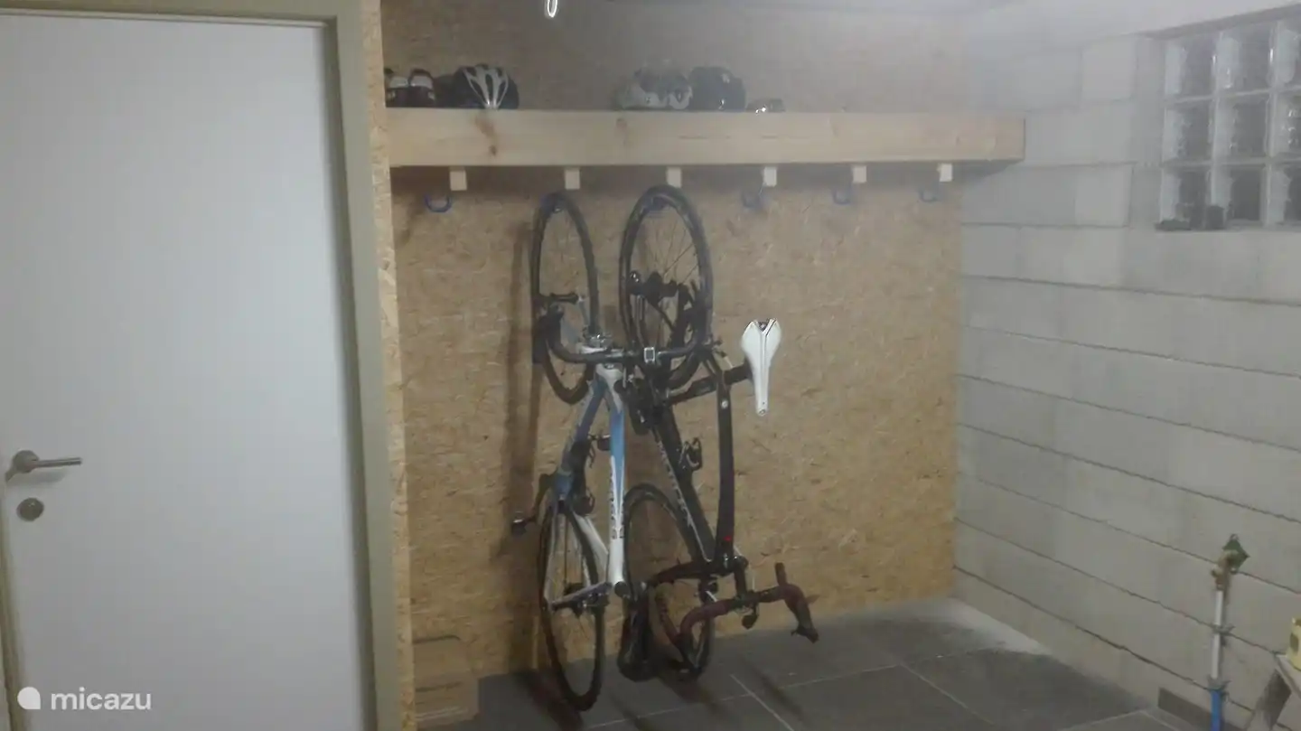 débarras fermant à clé, avec machine à laver