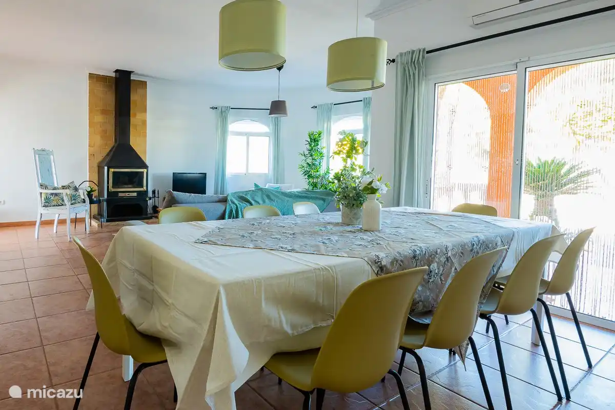 salle à manger pour 10 personnes, avec air conditionné, beaucoup de lumière et d'espace