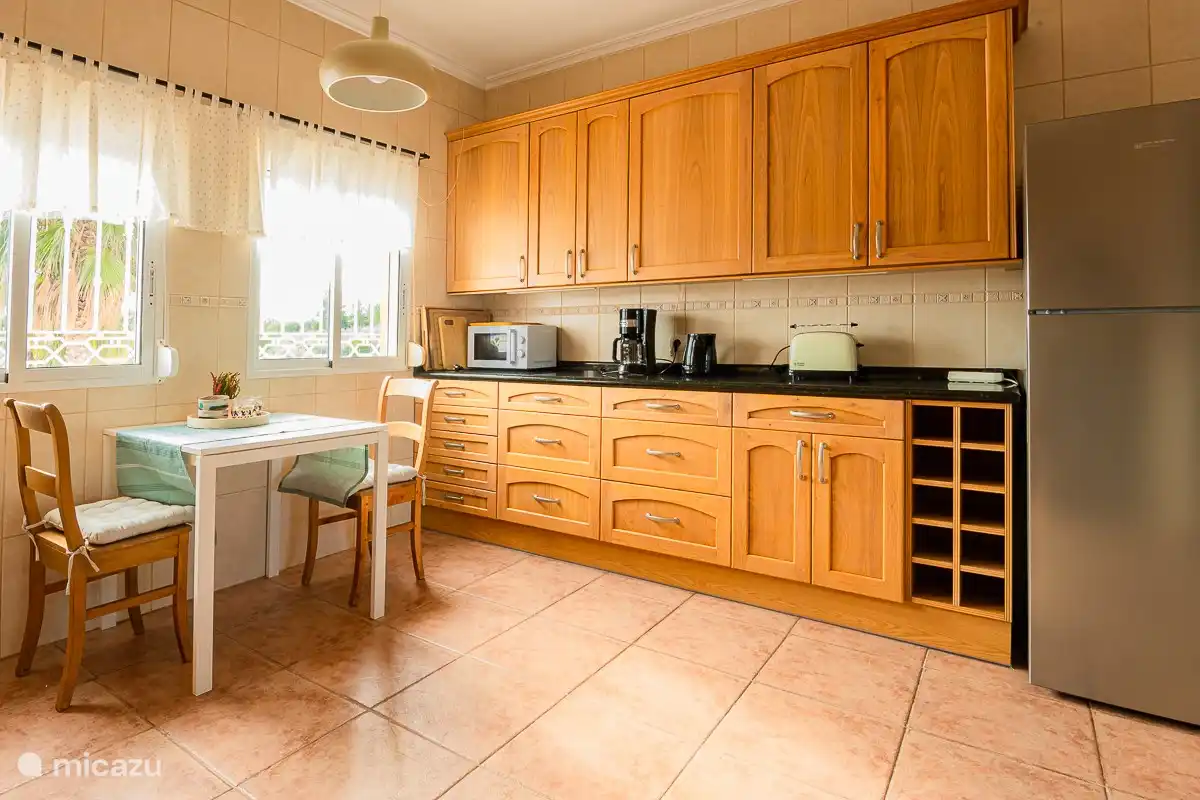 la cuisine spacieuse entièrement équipée, micro-ondes, grand four, cafetière, réfrigérateur, congélateur, grande cuisinière à gaz, lave-vaisselle, etc... très soignée, super propre !