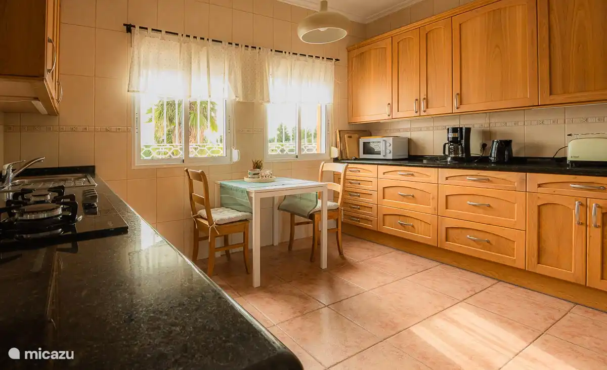 la cuisine spacieuse entièrement équipée, micro-ondes, grand four, cafetière, réfrigérateur, congélateur, grande cuisinière à gaz, lave-vaisselle, etc... très soignée, super propre !