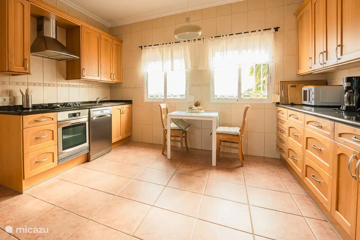 la cuisine spacieuse entièrement équipée, micro-ondes, grand four, cafetière, réfrigérateur, congélateur, grande cuisinière à gaz, lave-vaisselle, etc... très soignée, super propre !