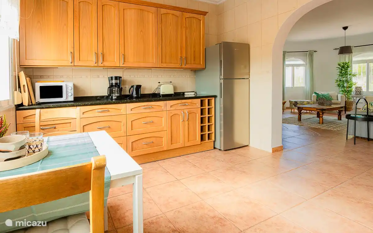 il y a beaucoup de lumière, une maison spacieuse et aérée, un grand salon, une salle à manger et une cuisine sont joliment meublés