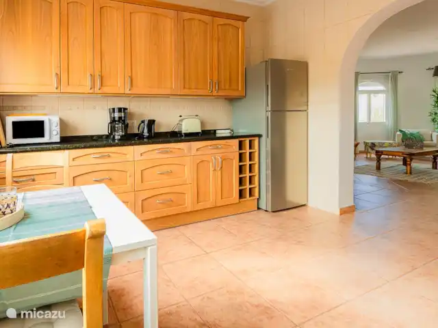 Finca Tropical - Montroy - Valence | Espagne, Valence, Montroy - villa il y a beaucoup de lumière, une maison spacieuse et aérée, un grand salon, une salle à manger et une cuisine sont joliment meublés