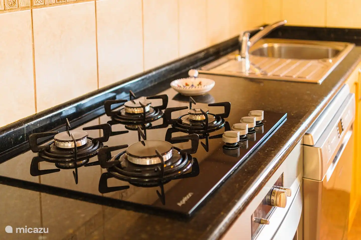 tous les espaces sont super propres, belle grande cuisine, climatisation