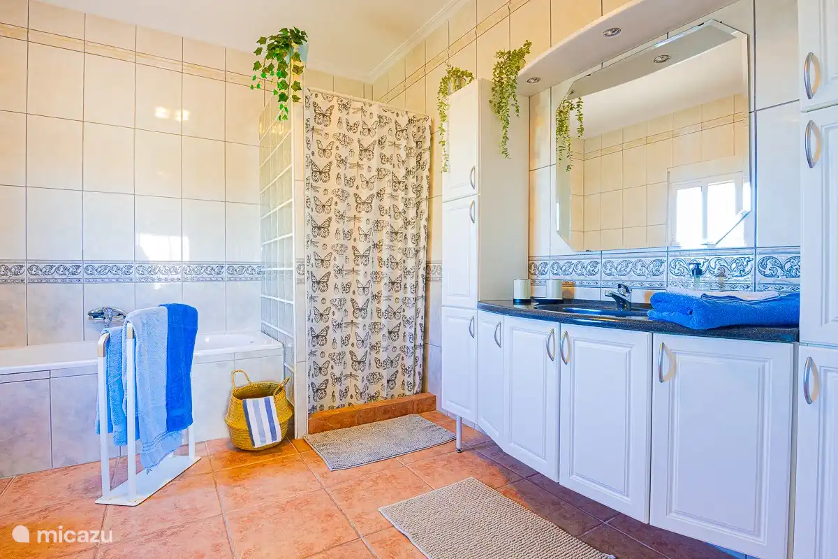 une des grandes salles de bain avec douche à l'italienne et bain, le tout très bien entretenu