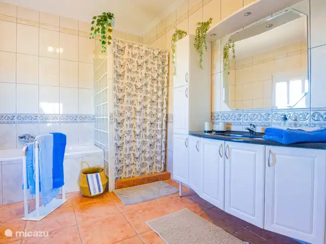Finca Tropical - Montroy - Valence | Espagne, Valence, Montroy - villa une des grandes salles de bain avec douche à l'italienne et bain, le tout très bien entretenu