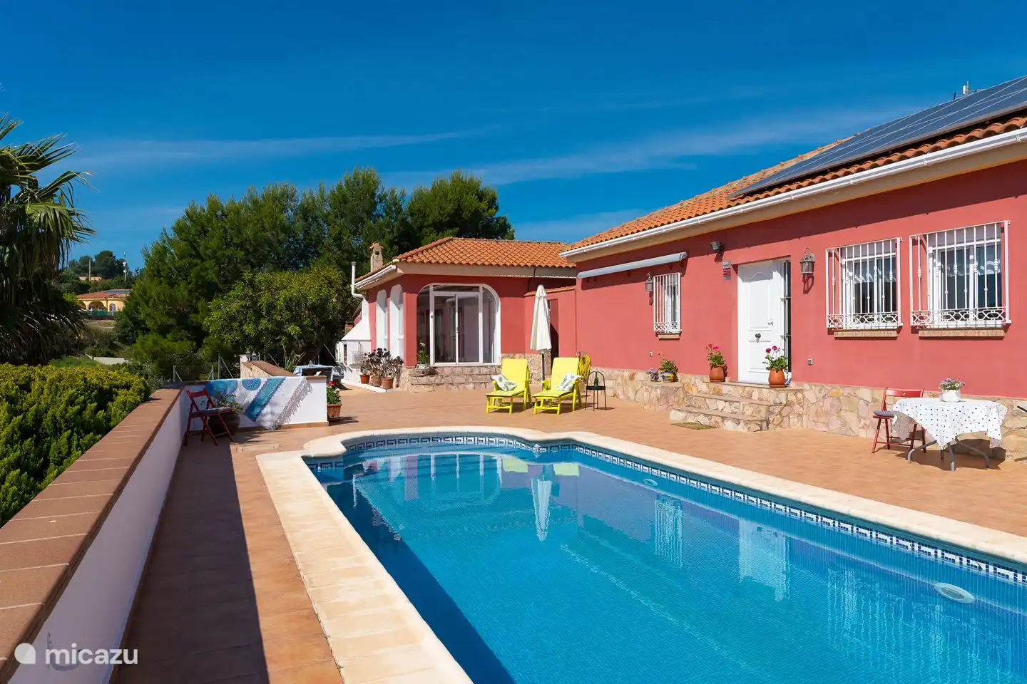 plusieurs grandes terrasses ensoleillées à l'arrière et à l'avant, également une terrasse couverte ombragée, de nombreuses chaises longues, parasols et chaises de jardin à disposition. Grande piscine privée avec terrasse donnant sur le jardin clos, la vallée et les montagnes.