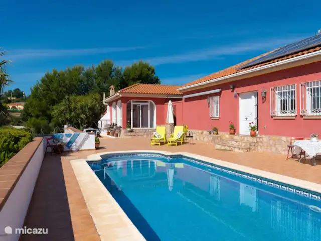 Finca Tropical - Montroy - Valence | Espagne, Valence, Montroy - villa plusieurs grandes terrasses ensoleillées à l'arrière et à l'avant, également une terrasse couverte ombragée, de nombreuses chaises longues, parasols et chaises de jardin à disposition. Grande piscine privée avec terrasse donnant sur le jardin clos, la vallée et les montagnes.