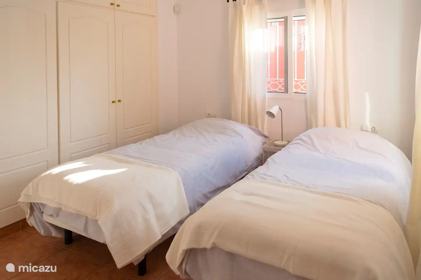 une chambre spacieuse avec beaucoup de lumière.. tous les matelas sont neufs ! Climatisation