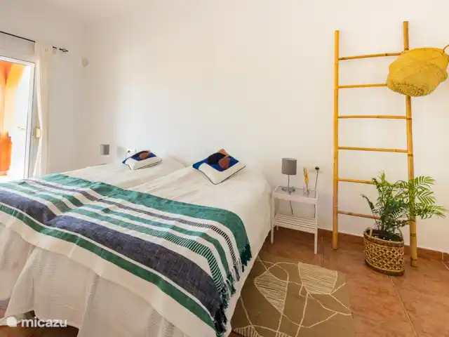Finca Tropical - Montroy - Valence | Espagne, Valence, Montroy - villa la chambre principale est très spacieuse, avec des lits luxueux et une salle de bains luxueuse attenante, avec une grande fenêtre coulissante donnant sur une terrasse privée et la climatisation