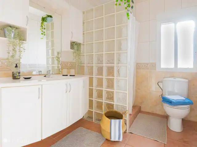 Finca Tropical - Montroy - Valence | Espagne, Valence, Montroy - villa grande salle de bain avec douche à l'italienne et lavabo