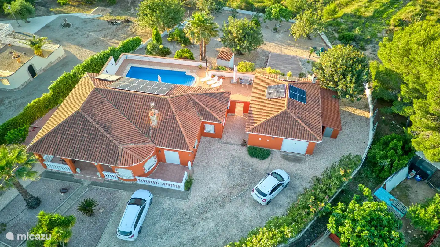 Grand jardin clos à l'avant et à l'arrière, villa très spacieuse située en pleine nature, belle vue, ne manque pas de calme et d'espace !