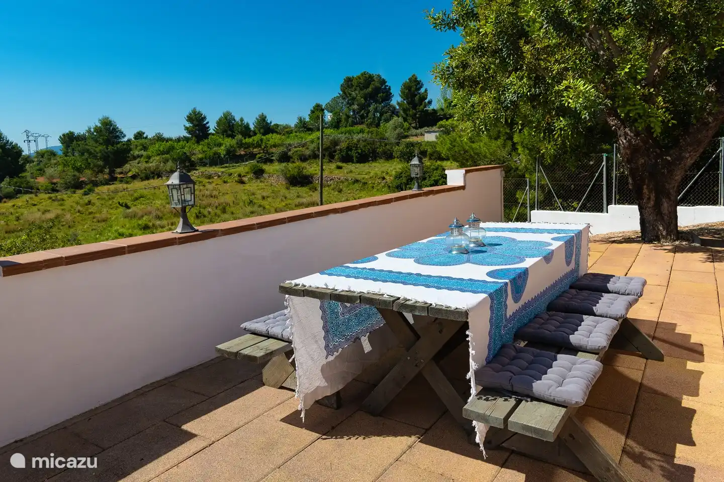 la terrasse BBQ, pergola couverte, à apprécier. Vue sur la vallée, les montagnes et le jardin entièrement clos