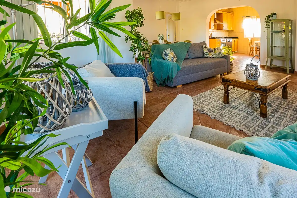 depuis le coin salon vue sur la cuisine ouverte entièrement équipée