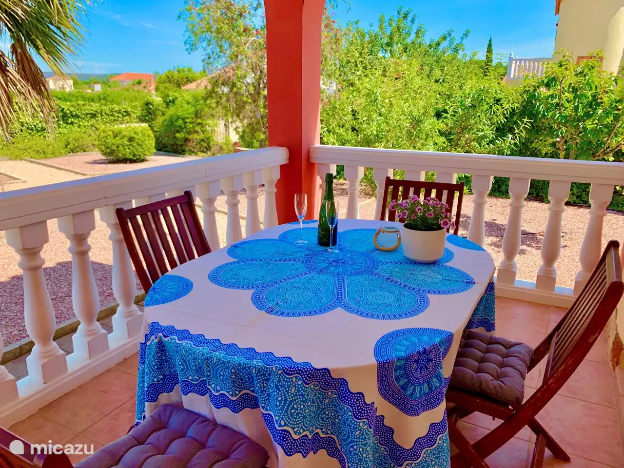 une des terrasses à l'avant est couverte, un endroit merveilleux pour prendre le petit déjeuner ;