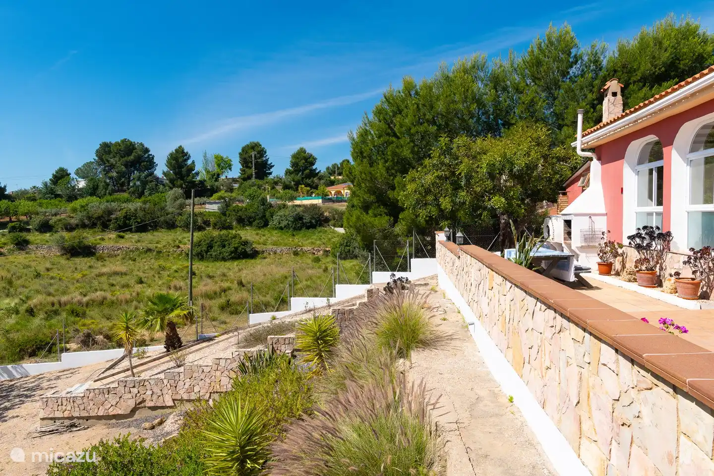 Accès au jardin clôturé, le domaine est entièrement clôturé, aire de jeux pour les enfants, grand jardin d'ornement et aussi verger