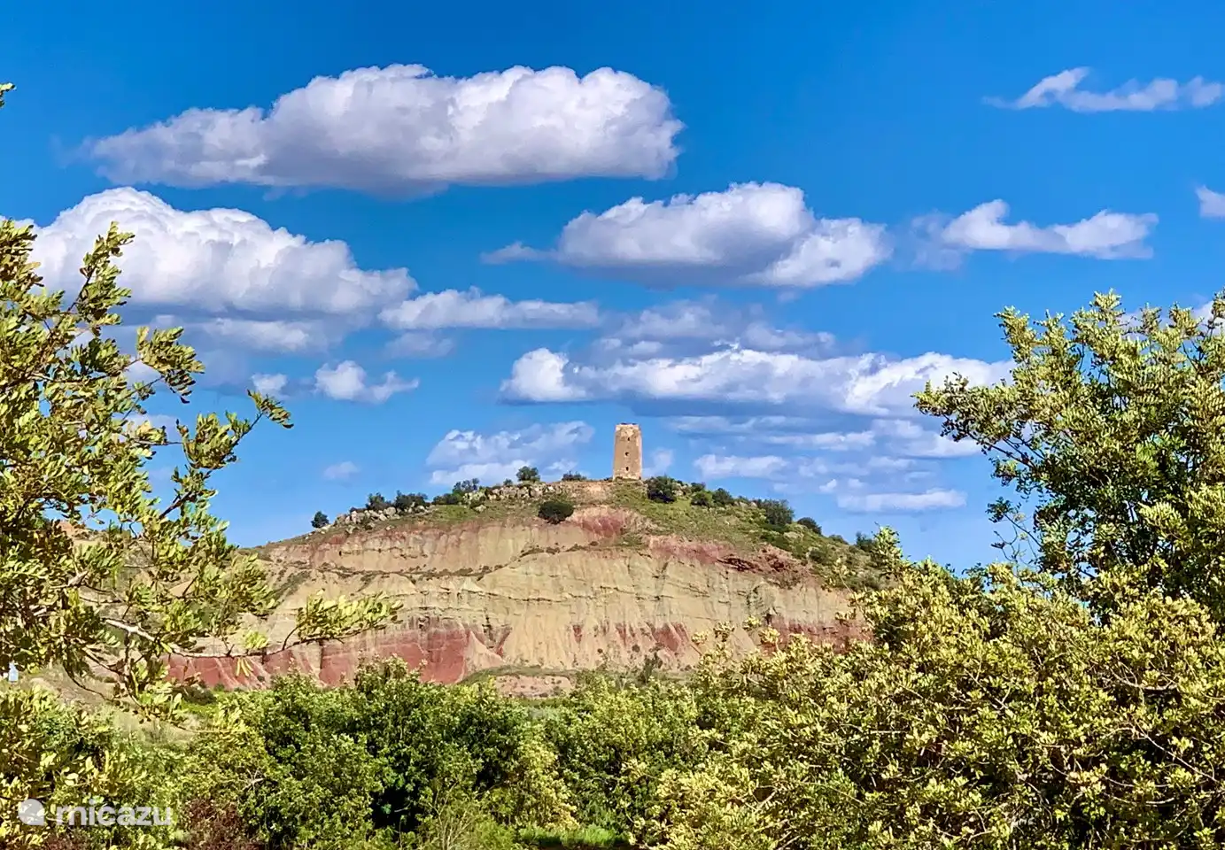 La tour Montroy, accessible à pied, est située à proximité de la villa