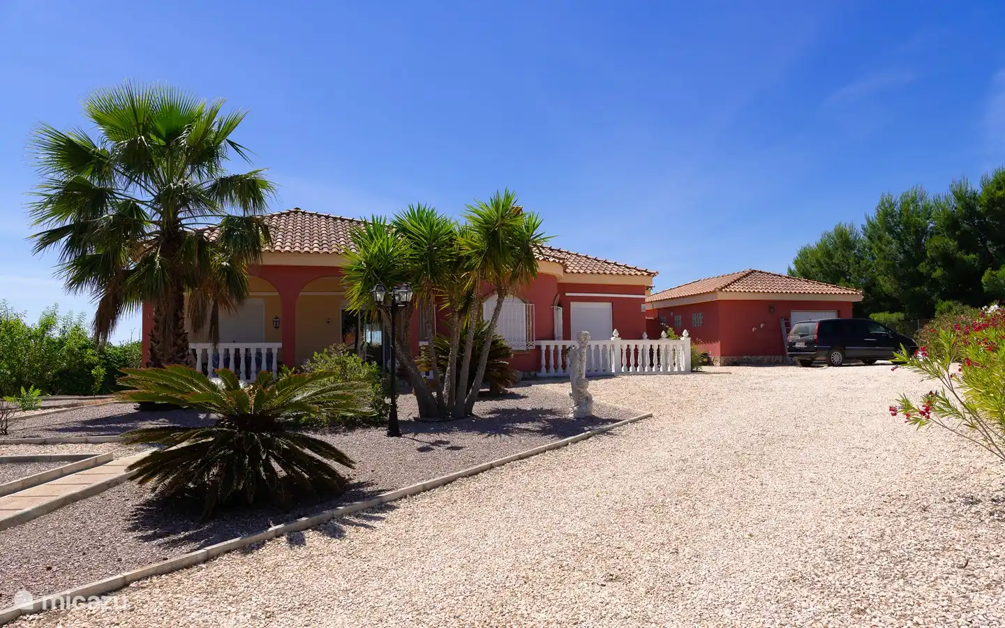 Allée Finca Tropical avec de nombreuses places de parking. Jardin devant.
