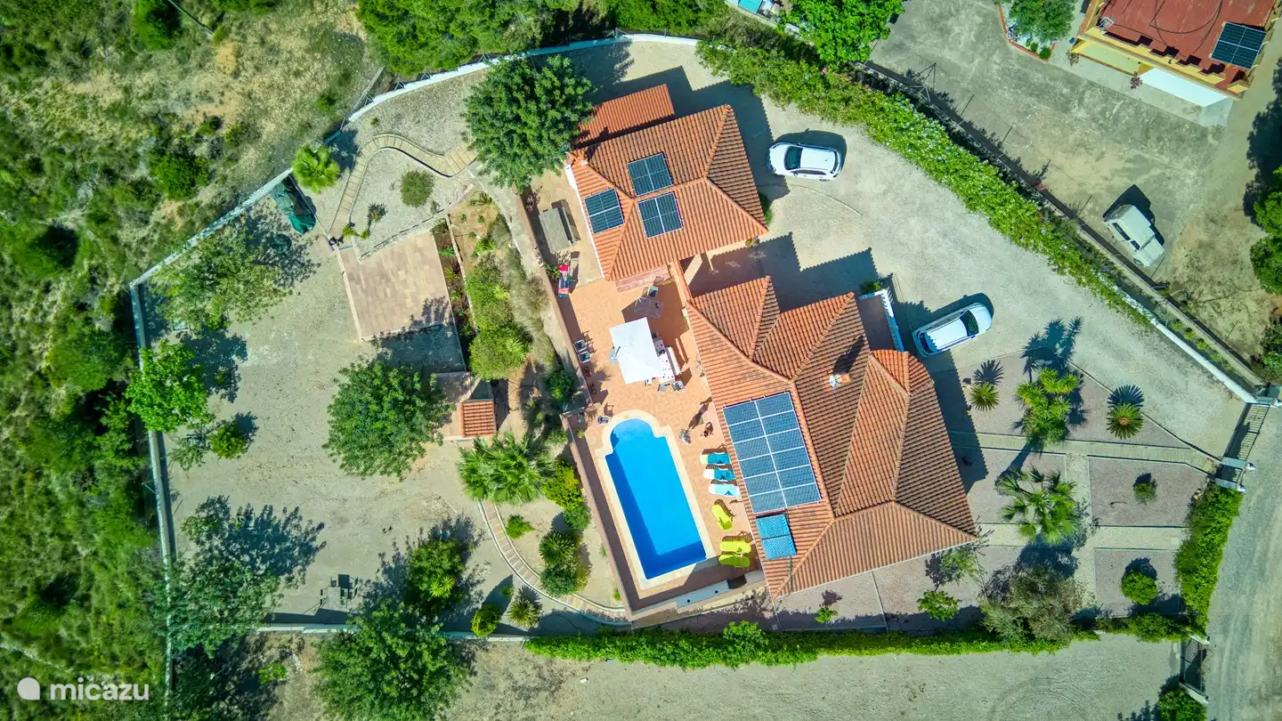 Vue aérienne du domaine, très grand jardin, villa confortable très spacieuse, grandes pièces, vues spectaculaires