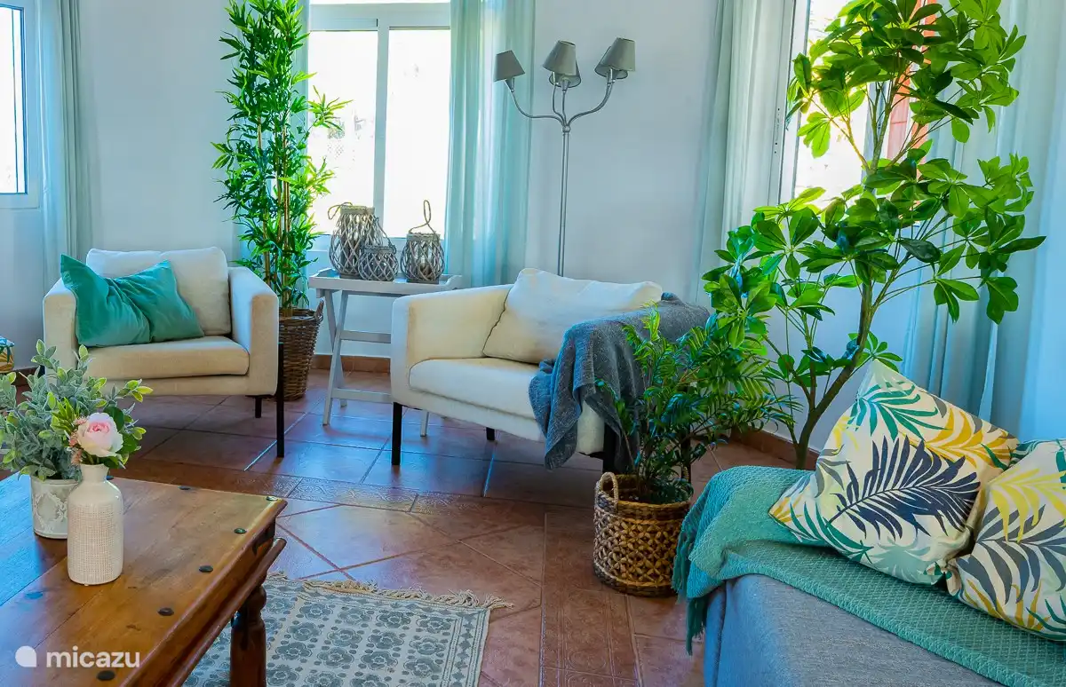 Coin salon confortable, beaucoup de lumière, climatisation, TV écran plat