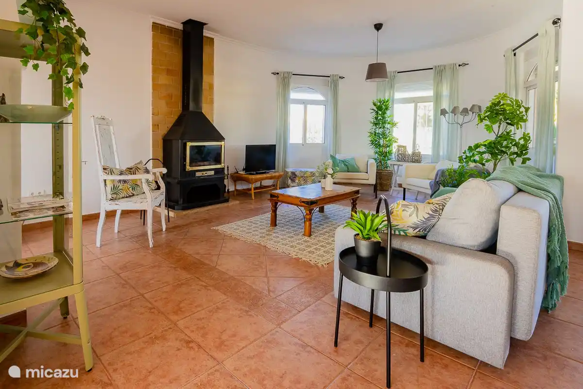 Salon spacieux, avec canapés, soya bed, cheminée, TV