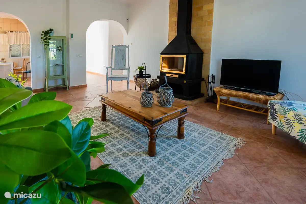 séjour avec cheminée, TV écran plat, cosy et très spacieux, accès direct aux terrasses